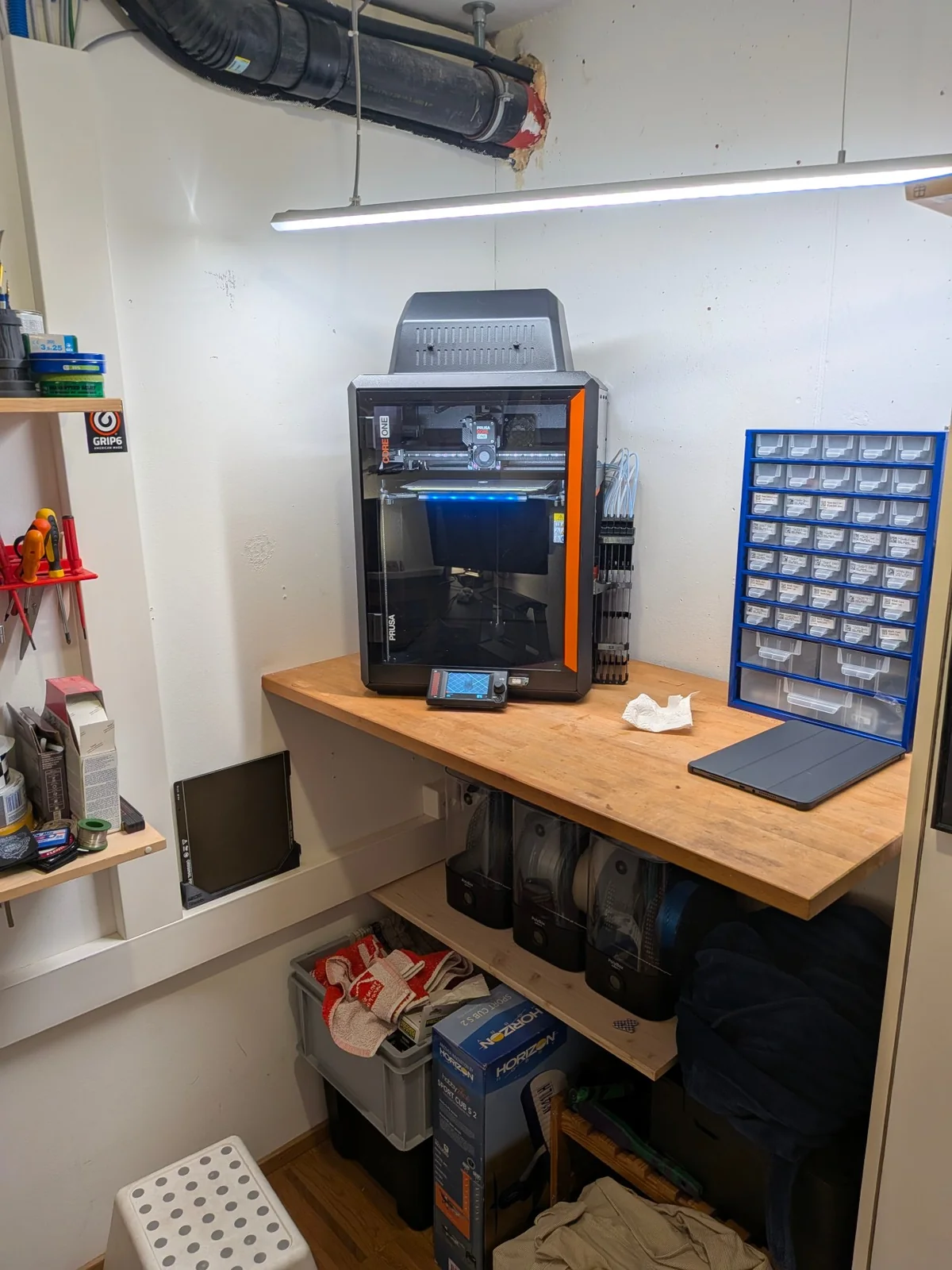 Der fertig aufgebaute Prusa Core One in Patricks Werkstatt