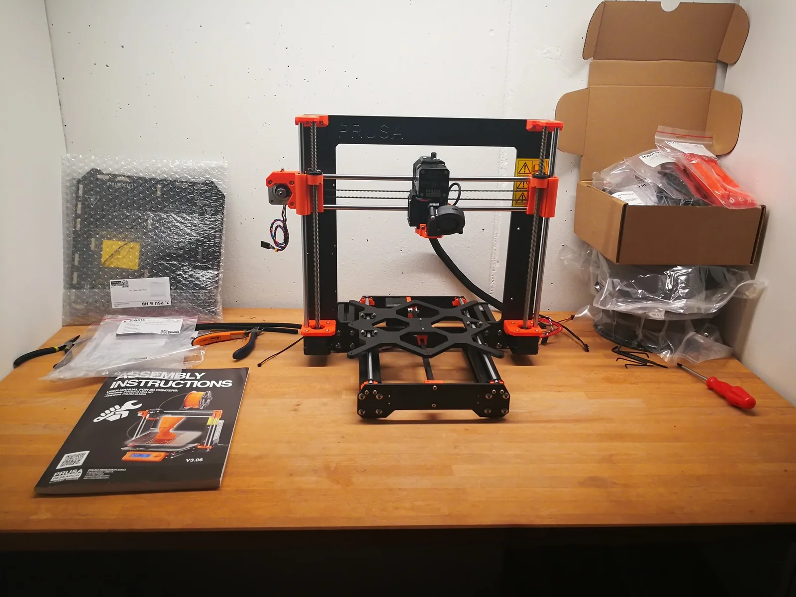 Der teilweise aufgebaute Prusa MK3 auf der Werkbank