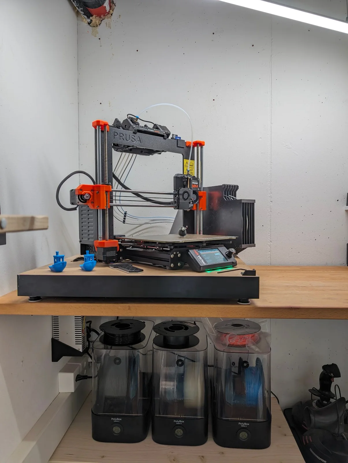 Prusa MK4S mit MMU3 und mehreren angeschlossenen Filamentbehältern