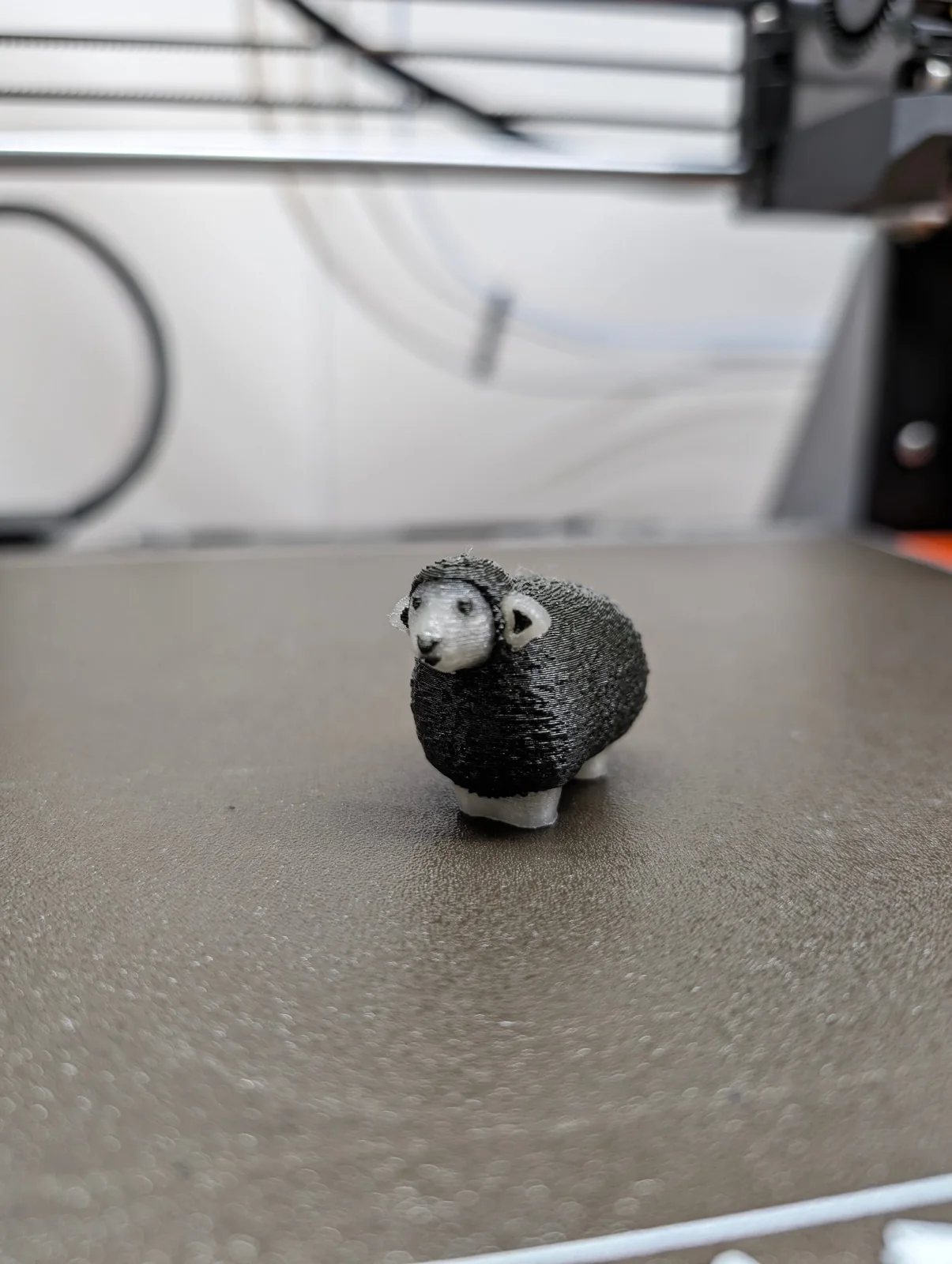 Kleines schwarz-weisses Prusa-Testschaf aus dem MMU3-Mehrfarbdruck