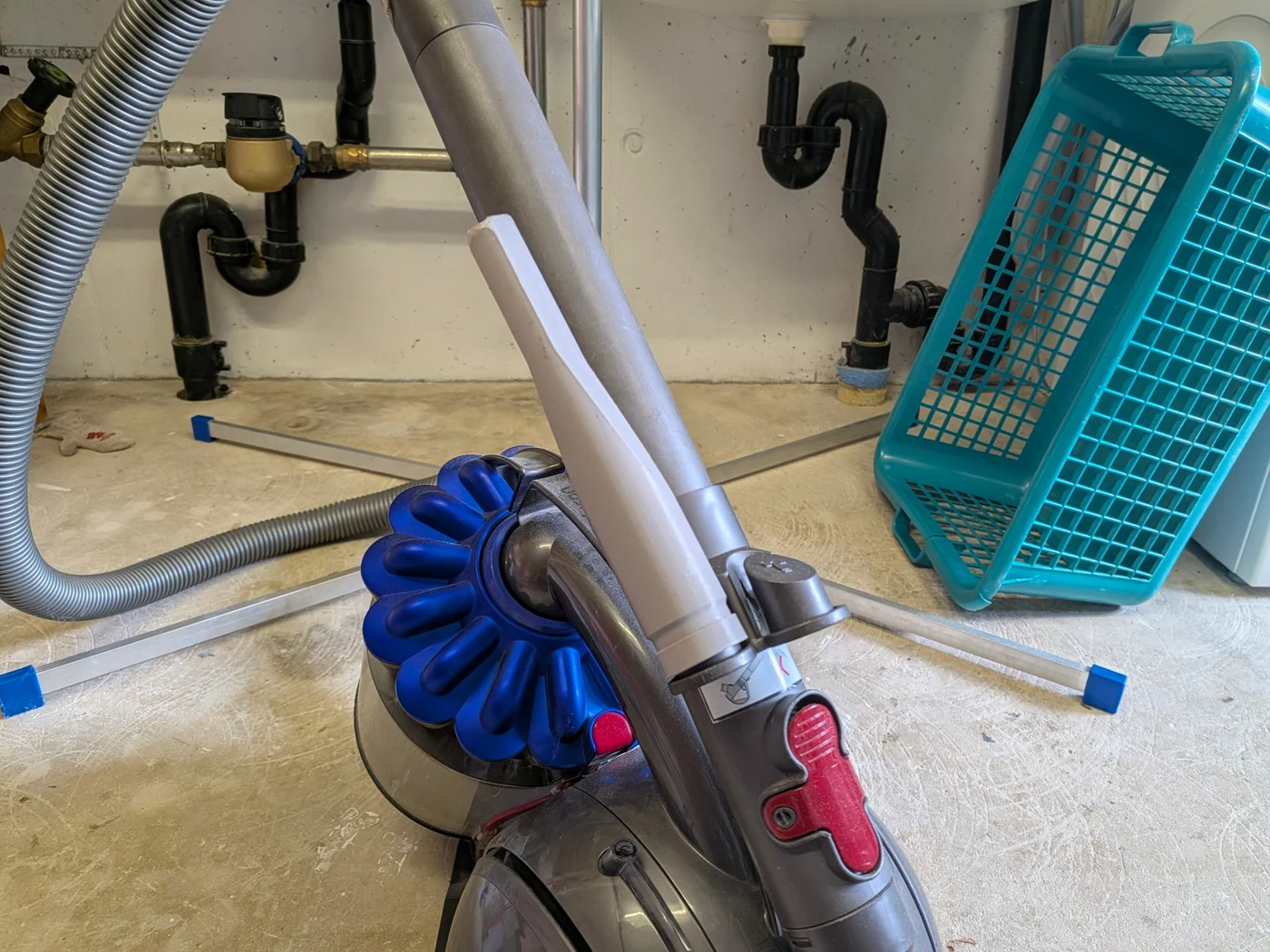 Die helle selbst gedruckte Düse ist am Dyson DC37 montiert