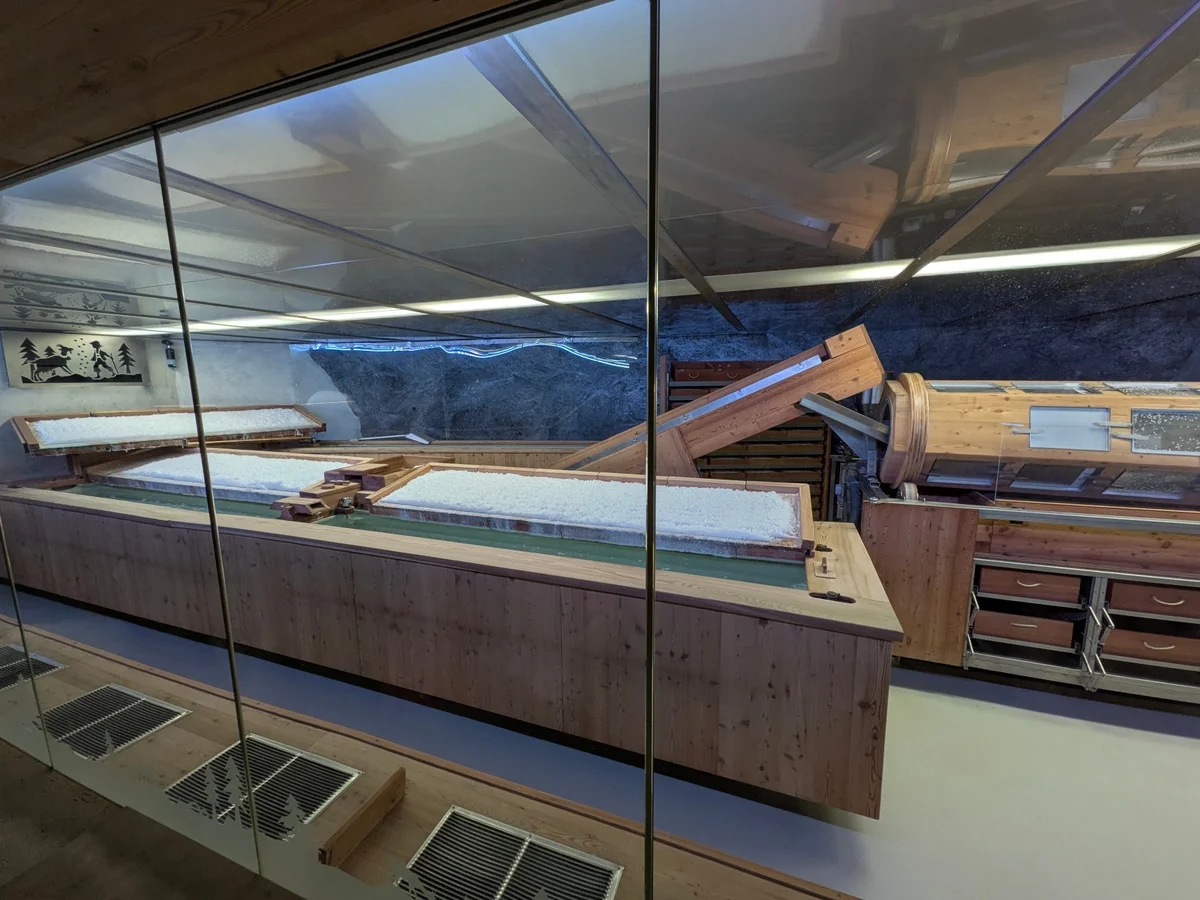 Ausstellungsbereich hinter Glas mit Holzmodellen und sichtbaren Salzkristallen