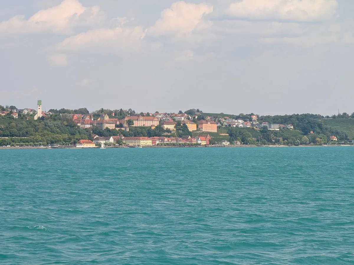 Meersburg am Ufer des Bodensees, aufgenommen vom Wasser aus