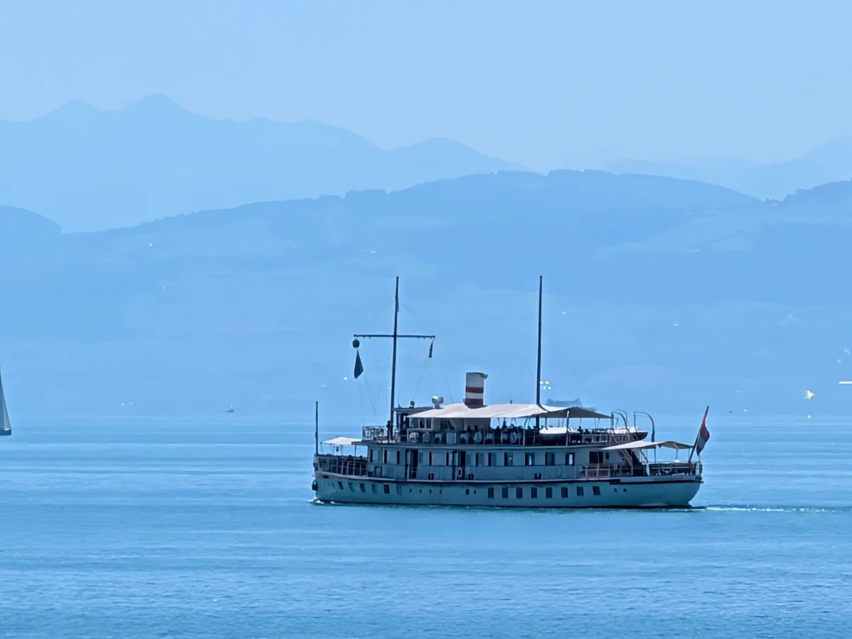 Historisches Passagierschiff auf dem Bodensee vor einer blauen Bergkulisse