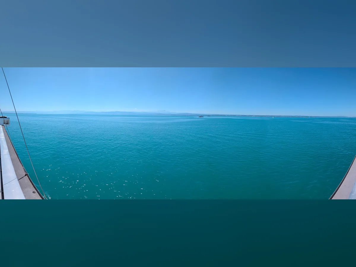 Breites Panorama über die ruhige Wasserfläche des Bodensees