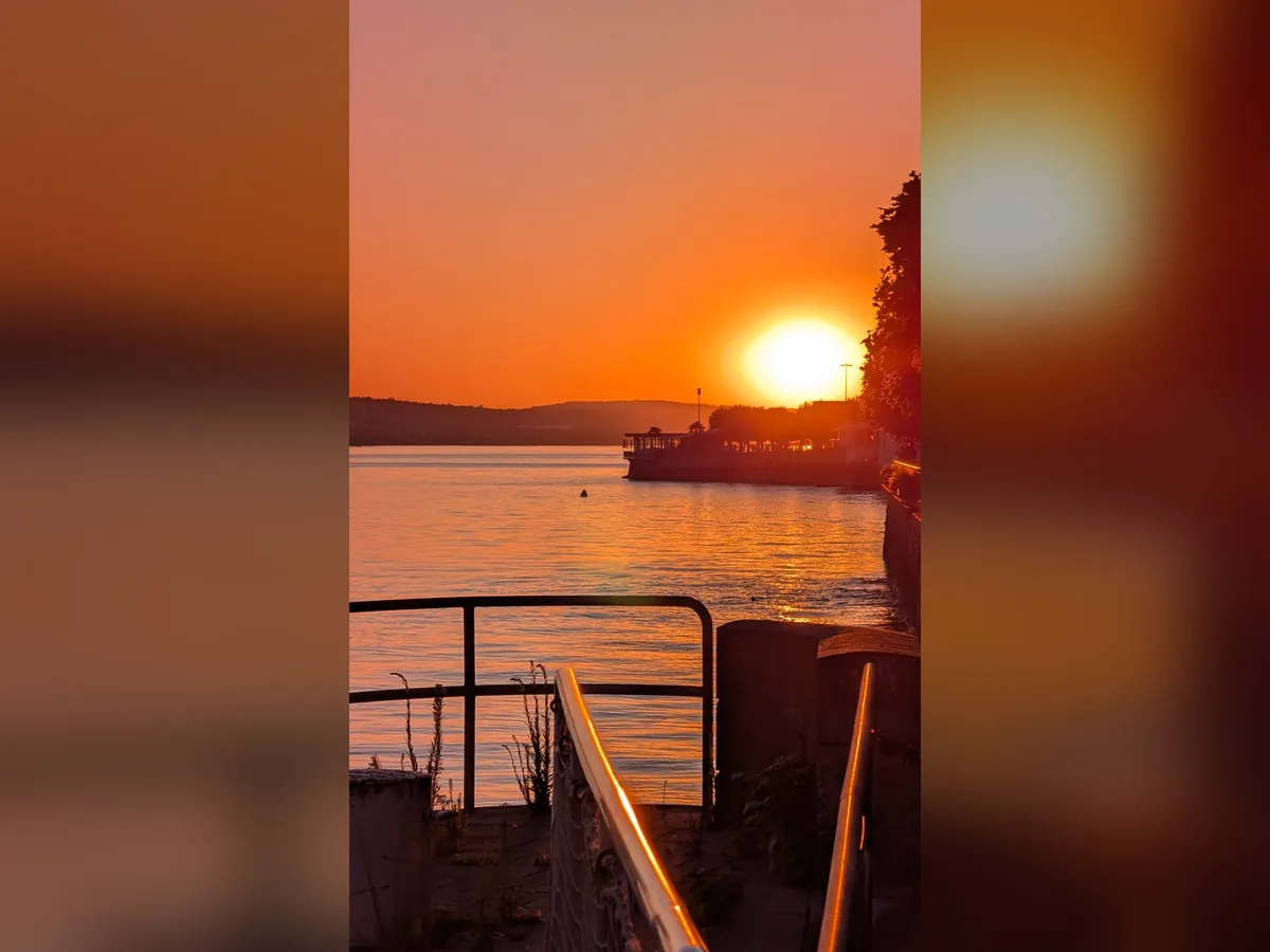 Warmer Sonnenuntergang über dem Bodensee bei Meersburg