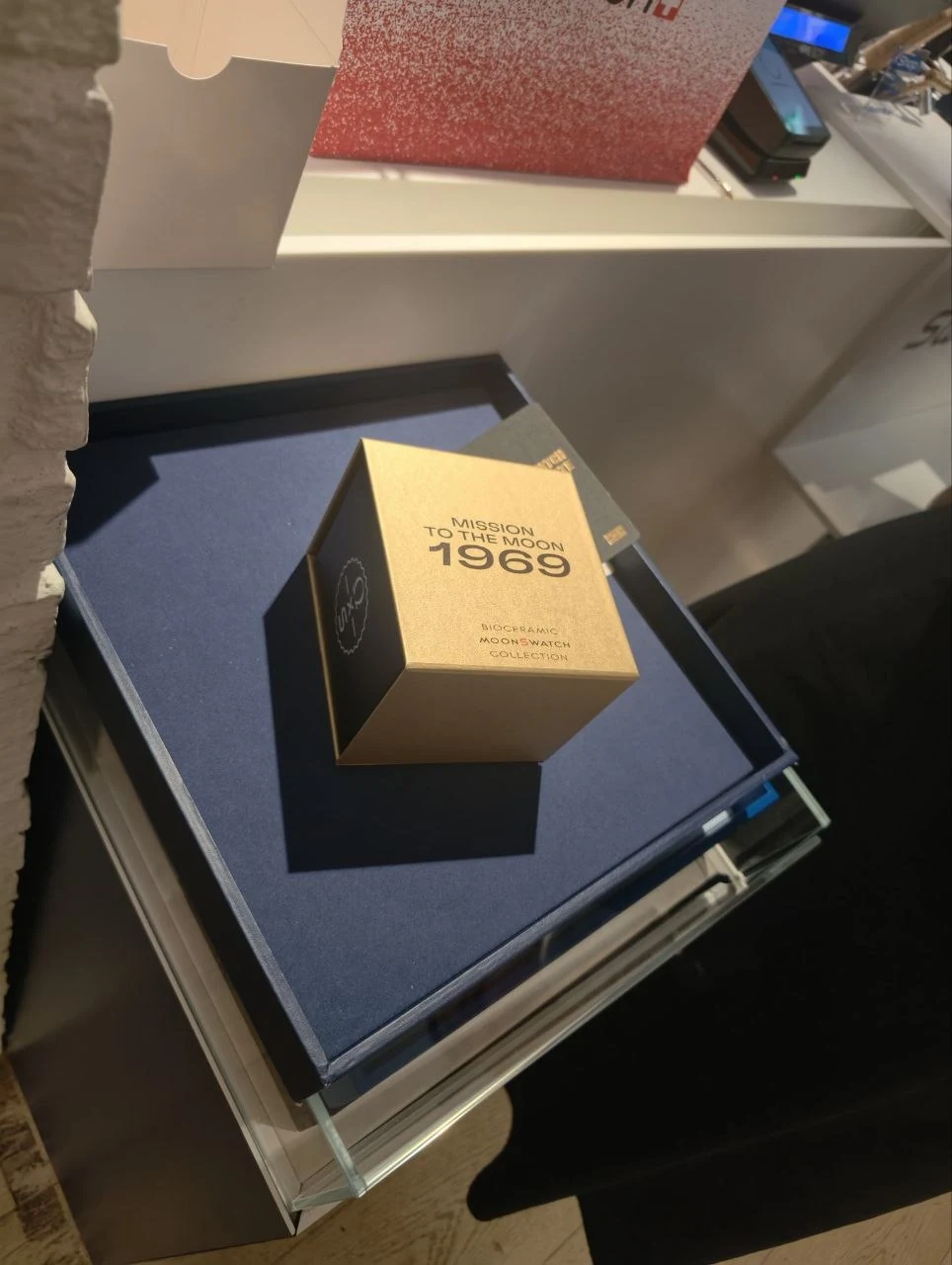 Goldene Verpackung der MISSION TO THE MOON 1969 auf dem Präsentationstisch