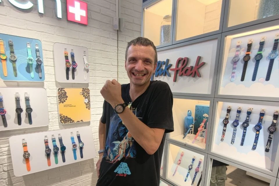 Patrick zeigt seine neue MoonSwatch im Swatch Store Bern