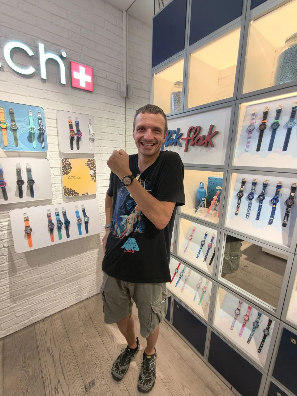 Patrick zeigt seine MoonSwatch MISSION TO THE MOON 1969 im Swatch Store Bern