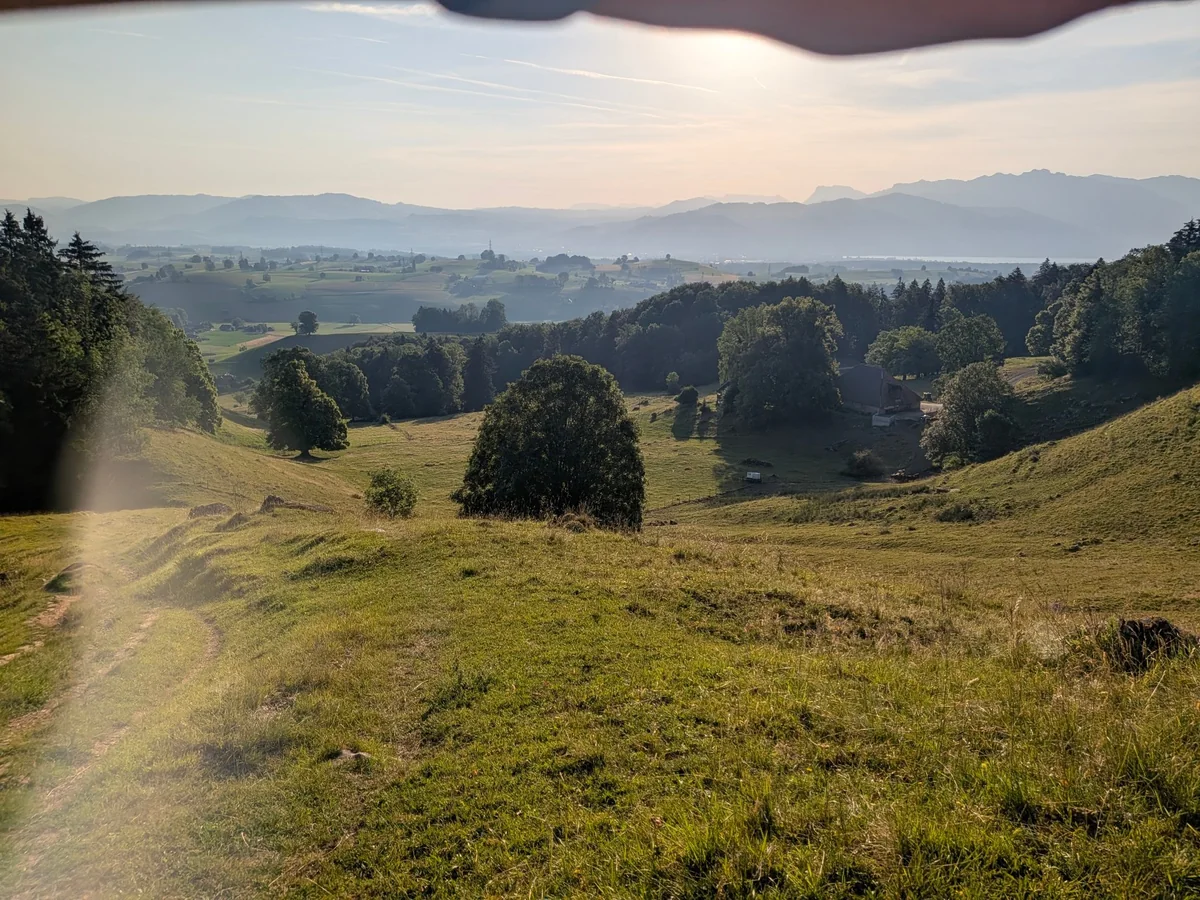 Frühe Morgenstimmung über grünen Wiesen und Hügeln bei Blumenstein