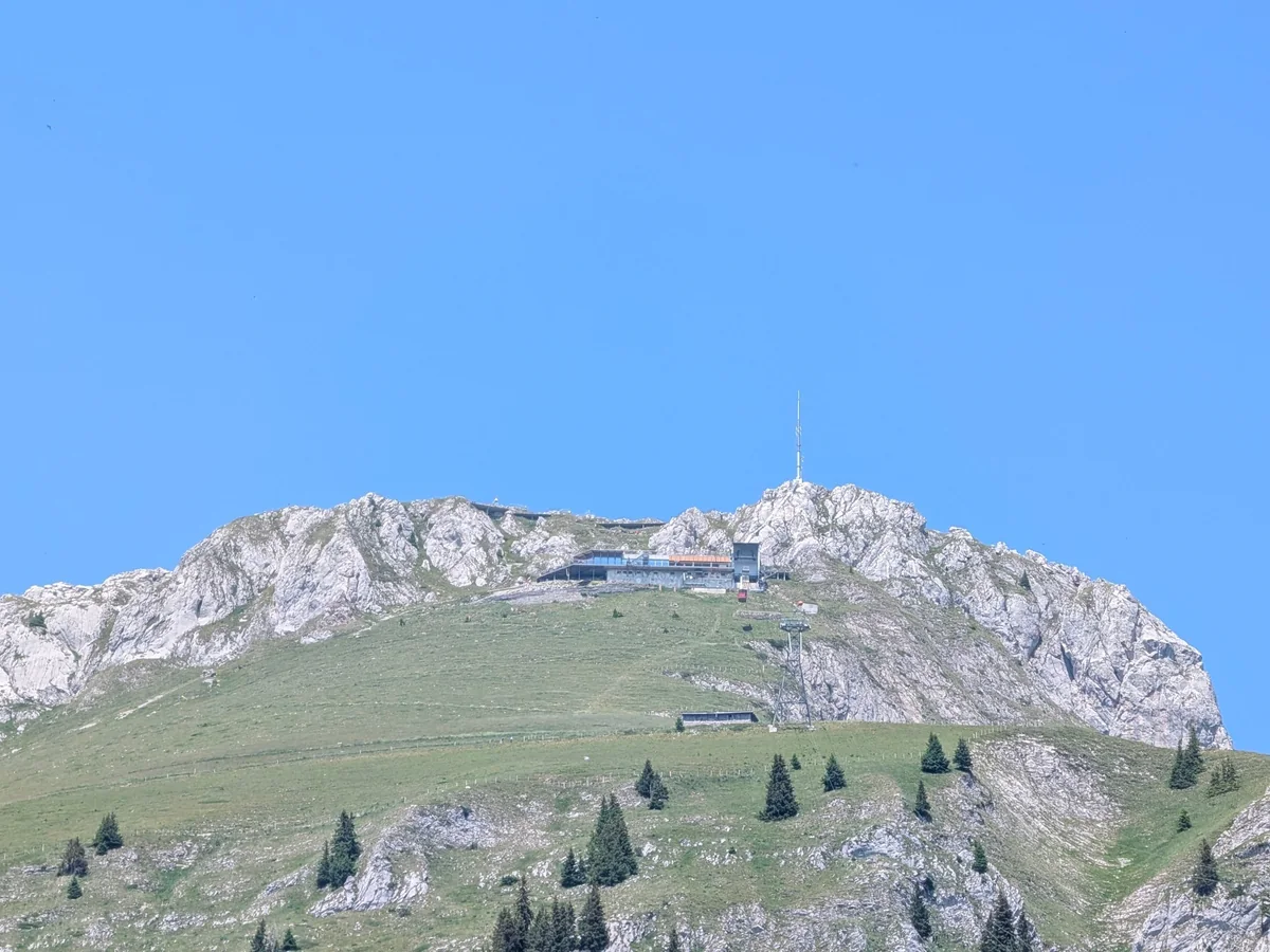 Blick auf das felsige Stockhorn mit Gipfelanlage unter klarem blauem Himmel