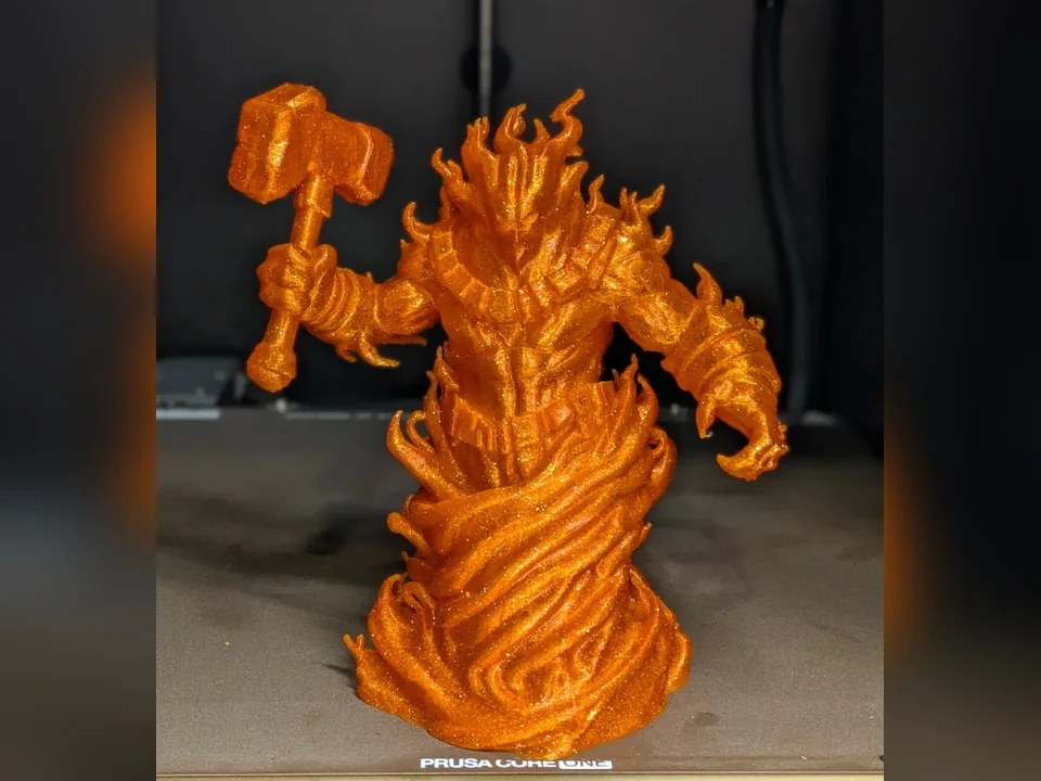 Orangefarbenes 3D-gedrucktes Firelord-Elemental mit Hammer