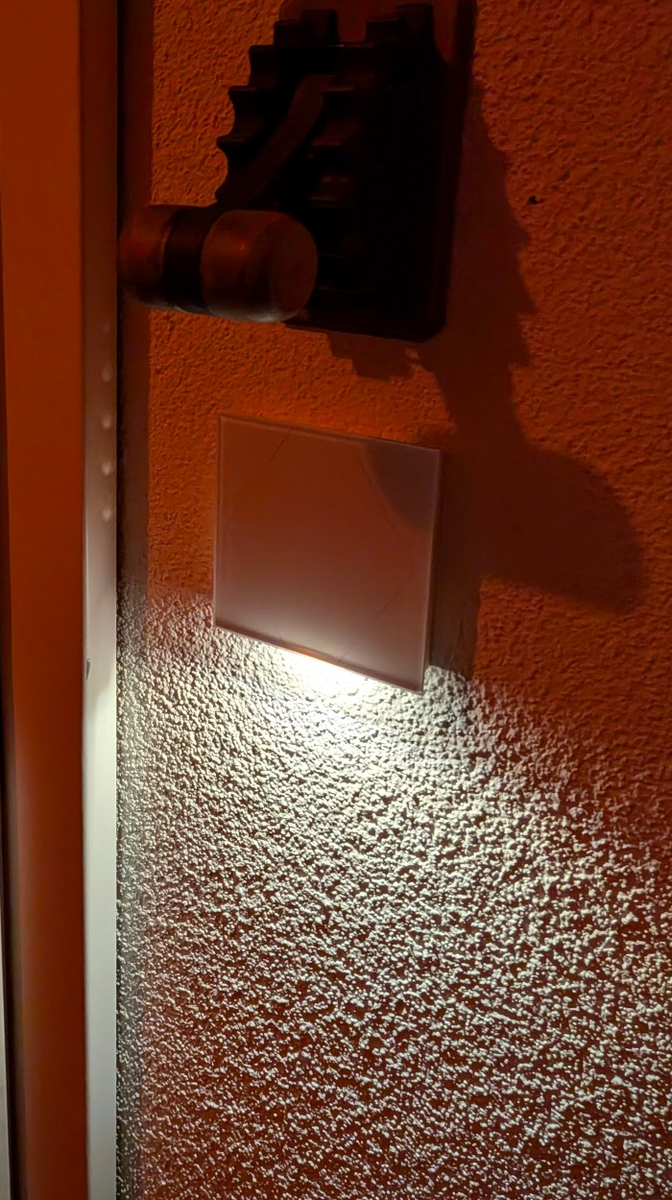 Gedimmte Orientierungsbeleuchtung eines Loxone-Tasters bei Nacht