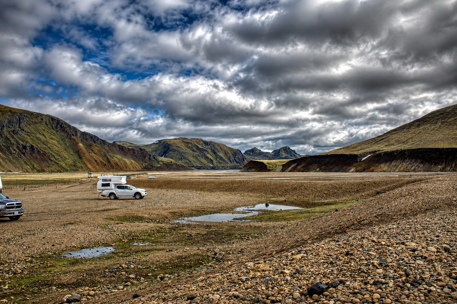 Generativ stilisierte HDR-Landschaft mit Wohnmobil unter dramatischen Wolken