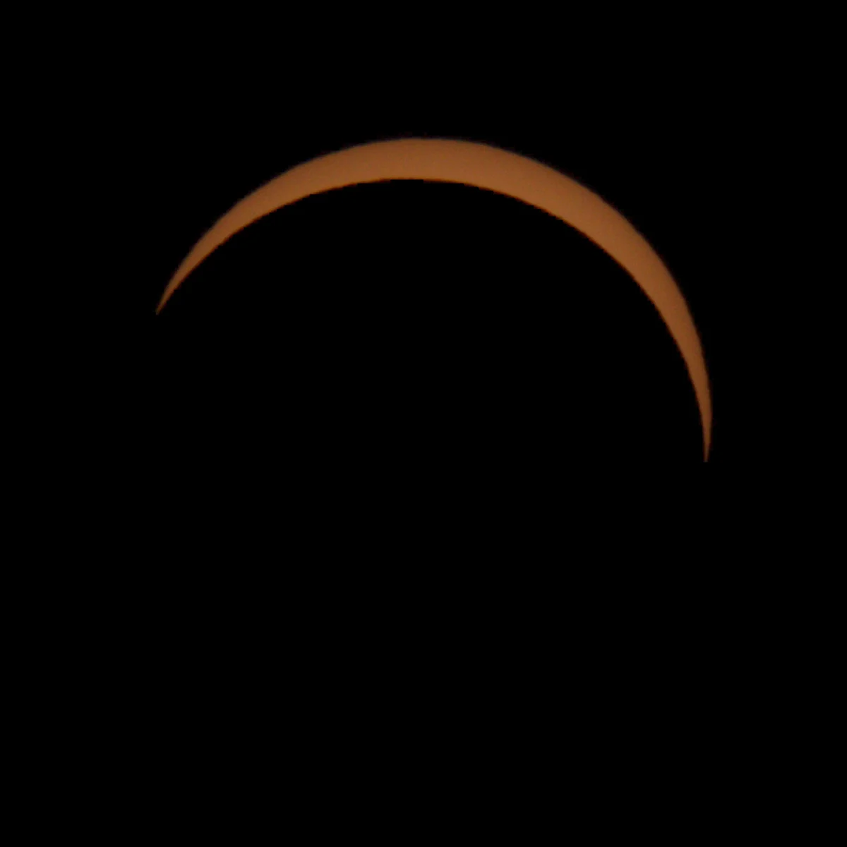 Feine orange Sonnensichel bei der stärksten fotografierten Bedeckung