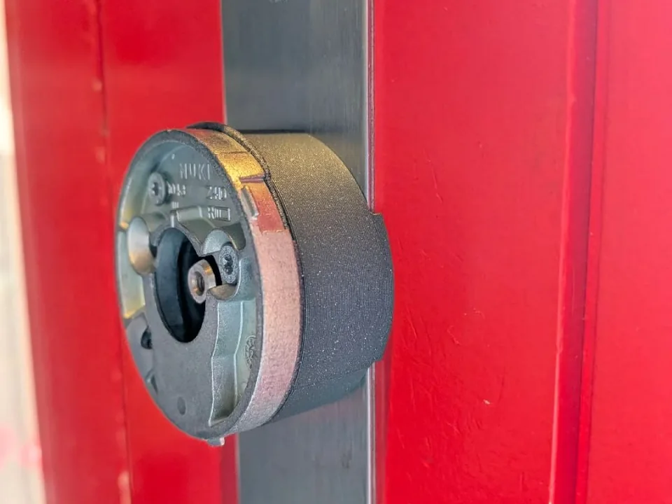 3D-gedruckter Nuki-Adapter an einer roten Tür